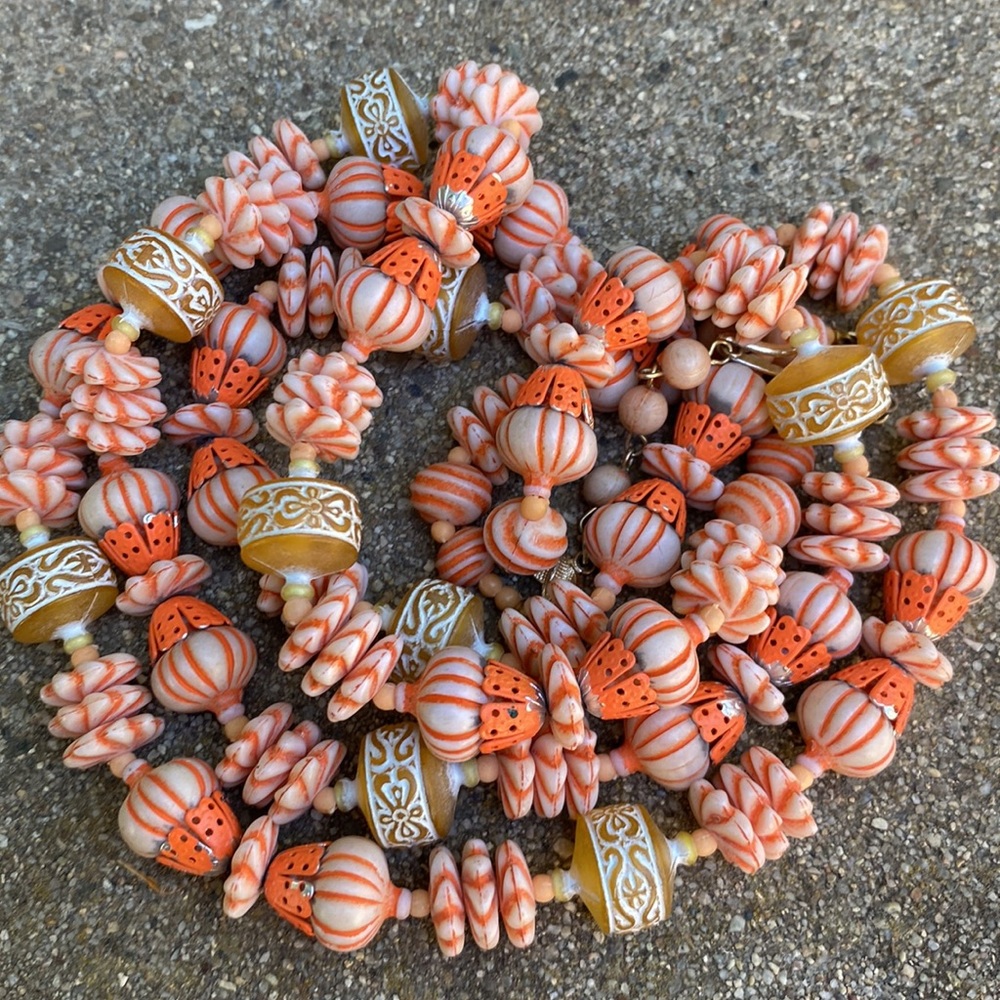 Vintage 1950s tangerine, two strand flower themed choker necklace